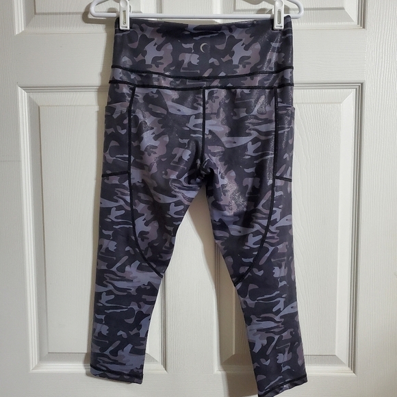 VYIA Active Camo Capri Leggings – Size 8-10 - Picture 6 of 11